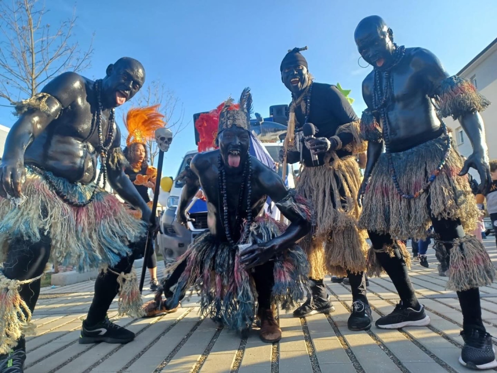 Participants costumés au Carnaval 2025