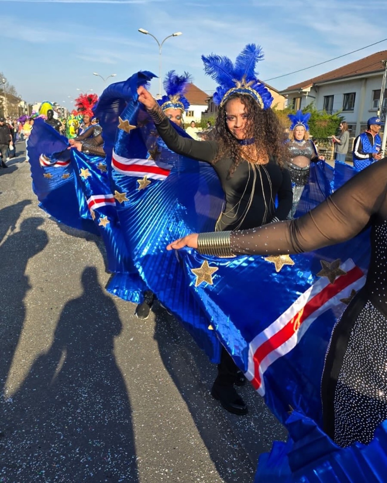 Danseuses aux couleurs du Cap-Vert pendant le Carnaval de Florange 2025